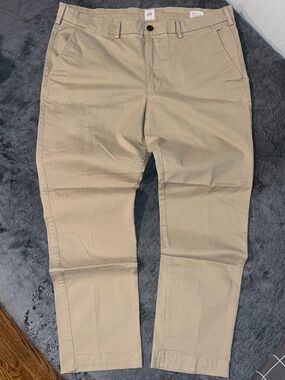 GAP Men's Slim Chinos in Light Khaki